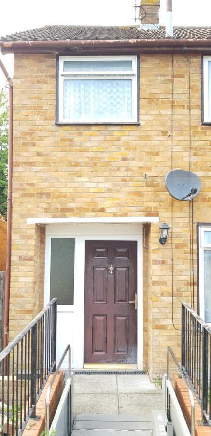 61 Baker Street Apartment Luton  Bagian luar foto